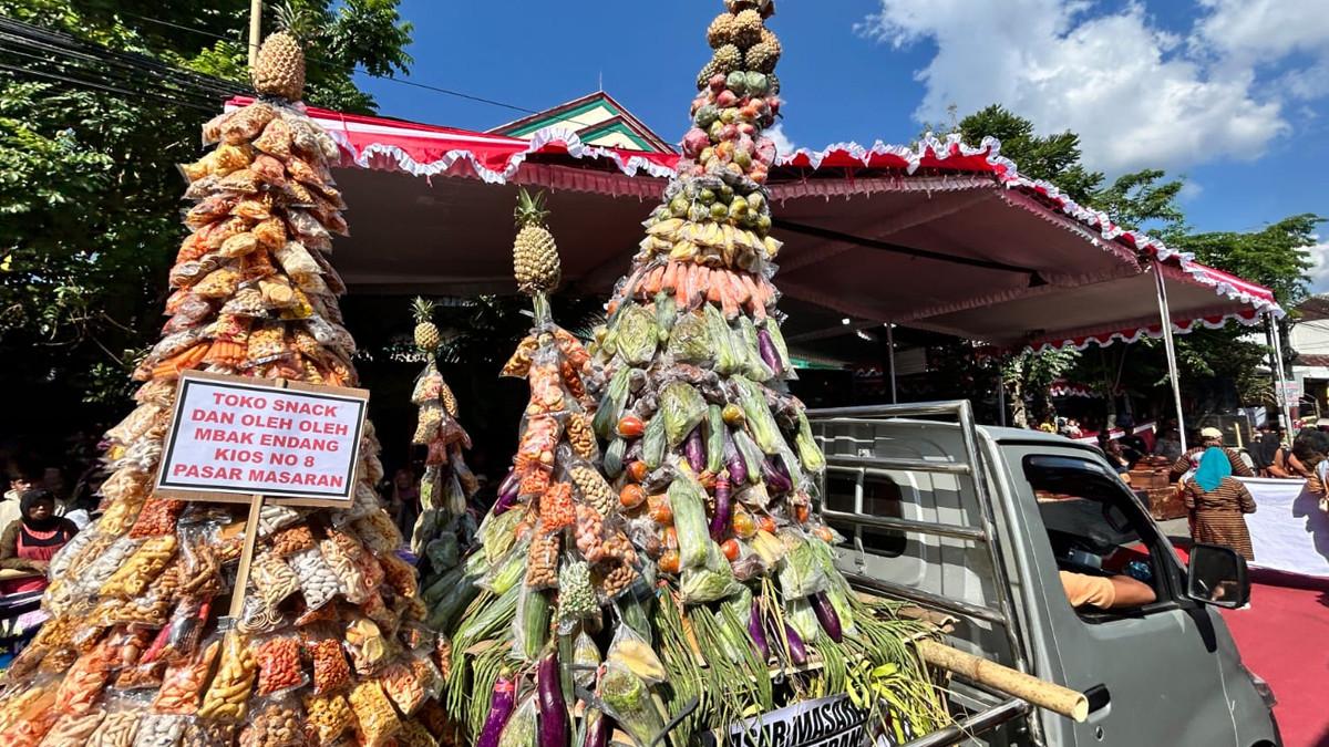 GREBEG PASAR MASARAN - Kontingen membawa gunungan hasil bumi dan ogoh-ogoh saat Kirab Grebeg Pasar Masaran Cawas XI di Kecamatan Cawas, Klaten, Sabtu (20/6/2026).