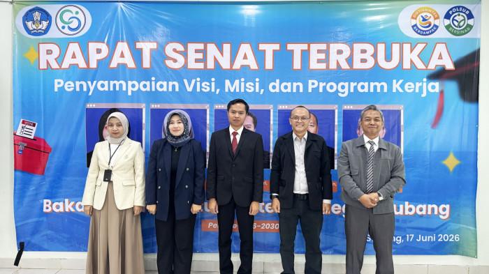 POLSUB - Proses pemilihan Direktur Politeknik Negeri Subang (Polsub) periode 2026-2030 memasuki babak baru. Panitia Pemilihan Direktur Polsub menggelar Rapat Senat Terbuka untuk penyampaian visi, misi, dan program kerja para bakal calon direktur pada Rabu (17/6/2026) di Gedung Jurusan Pertanian, Kampus Cibogo, Subang.