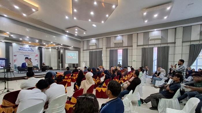SAMPAIKAN KELUHAN - Yusril Mahendra, pelaku usaha perikanan atau eksportir saat menyampaikan keluhannya di hadapan Anggota DPR RI Hasan Saleh, pada Sabtu (20/6/2026) sore kemarin. TRIBUNKALTARA.COM/ANDI PAUSIAH