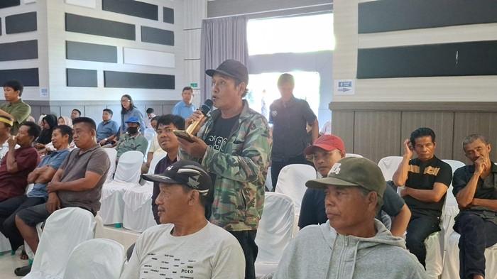 PERTANYAKAN - Ridwan, petambak turut keluhkan persoalan pupuk di dalam pertemuan bersama Anggota DPR RI Hasan Saleh, Sabtu (20/6/2025) sore kemarin. TRIBUNKALTARA.COM/ANDI PAUSIAH