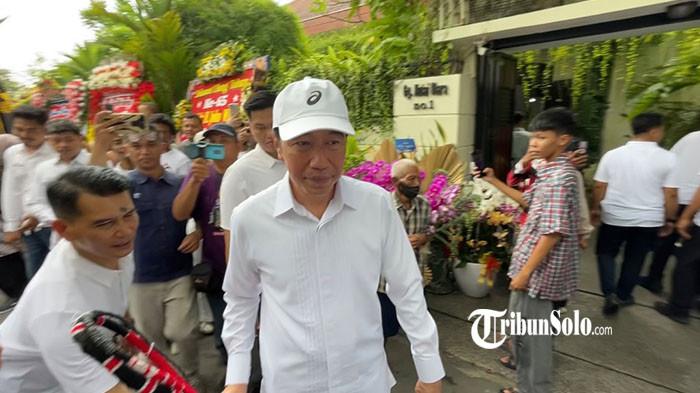 TEMUI WARGA - Presiden RI ke-7 Joko Widodo (Jokowi) saat menemui warga di depan kediamannya, di jalan Kutai Utara, Kelurahan Sumber, Kecamatan Banjarsari, Kota Solo, Jawa Tengah, Minggu (21/6/2026). Ratusan orang datang ke kediaman Jokowi mengantre untuk memberikan selamat lantaran eks Gubernur DKI Jakarta itu berulang tahun ke-65 pada hari ini.