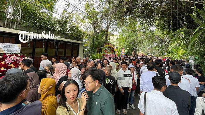 PENUH SESAK - Lautan manusia penuhi gang rumah Presiden RI ke-7 Joko Widodo (Jokowi), di jalan Kutai Utara, Kelurahan Sumber, Kecamatan Banjarsari, Kota Solo, Jawa Tengah, Minggu (21/6/2026). Mereka mengantre untuk memberikan selamat kepada Jokowi lantaran eks Gubernur DKI Jakarta itu berulang tahun ke-65 pada hari ini.