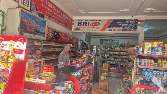 DIPADU MINIMARKET - Ansori dan istri, Solikhah, mengombinasikan layanan Agen Brilink Ansori dengan minimarket yang menyediakan berbagai kebutuhan pokok masyarakat. Agen Brilink Ansori ada di Grumbul (Dusun) Lembuayu, Desa Susukan, Kecamatan Sumbang, Kabupaten Banyumas.