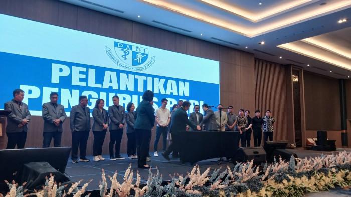 PABI SULUT - Pengurus Perhimpunan Ahli Bedah Indonesia (PABI) Provinsi Sulawesi Utara periode 2026–2029 resmi dilantik di The Sentra Hotel Manado, Kabupaten Minahasa Utara, Minggu (21/6/2026). dr Billy Karundeng SpB Subsp BVE (K) terpilih menjadi Ketua PABI Sulut menggantikan dr Richard Sumangkut SpB Subsp BVE (K).