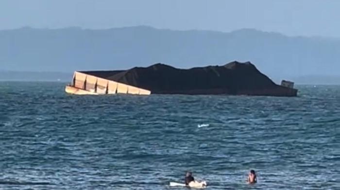 KAPAL TONGKANG MIRING -  Sebuah video yang memperlihatkan kapal tongkang membawa muatan berwarna hitam diduga batu bara dalam posisi miring di Perairan Batukaras, Kecamatan Cijulang, Kabupaten Pangandaran, viral di media sosial TikTok