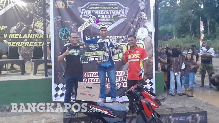 PENYERAHAN HADIAH — Penyerahan hadiah kepada para juara lomba balap Fun Grasstrack HUT ke-80 Bhayangkara Polda Babel di sirkuit Bintang Pratama Farm Desa Kacung, Kecamatan Kelapa, Bangka Barat, Minggu (21/6/2026).