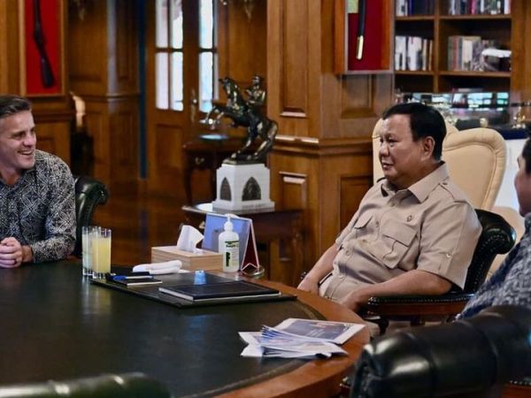 Ketua Umum PSSi, Erick Thohir dan pelatih timnas Indonesia John Herdman di kediaman pribadi Presiden Republik Indonesia, Prabowo Subianto di Hambalang, Jawa Barat, Jumat (19/6/2026)