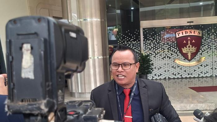 POLTAK GERAM - Kecewa lantaran nasib aset perusahaannya dibuat menggantung, kuasa hukum PT PMM, Poltak Silitonga, kembali mendatangi Gedung Bundar Jaksa Agung Muda Bidang Tindak Pidana Khusus (Jampidsus) Kejaksaan Agung. Kini Poltak kembali geram dengan menyebut abuse of power telah dilakukan Satgas PKH terkait dijemput paksanya Kepala Bea Cukai Pangkal Pinang Junanto.