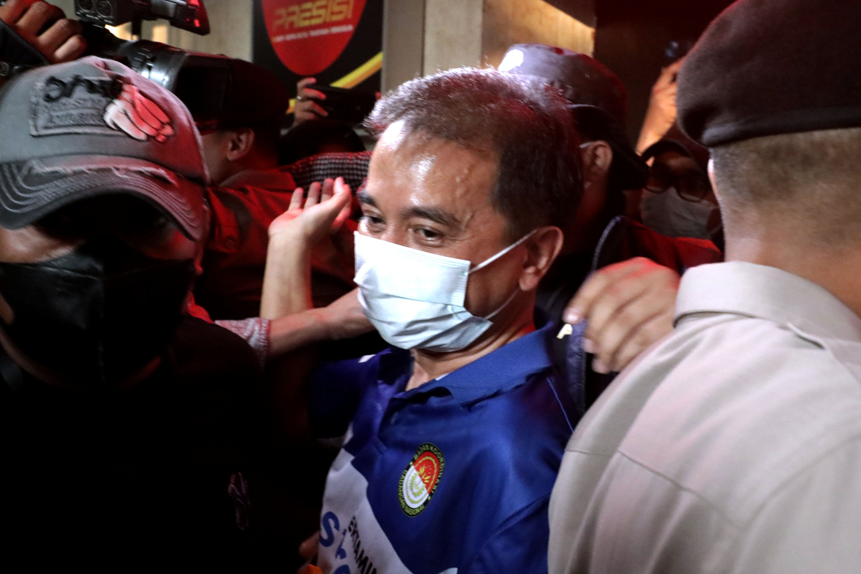 DITAHAN - Pakar telematika Roy Suryo berjalan menuju mobil tahanan untuk menjalani pemeriksaan kesehatan di Polda Metro Jaya, Jakarta, Jumat (19/6/2026). Polda Metro Jaya menahan dua tersangka yakni Roy Suryo dan Tifauziah Tyassuma alias dokter Tifa terkait kasus tudingan ijazah palsu Presiden ke-7 RI Joko Widodo (Jokowi). TRIBUNNEWS/IRWAN RISMAWAN
