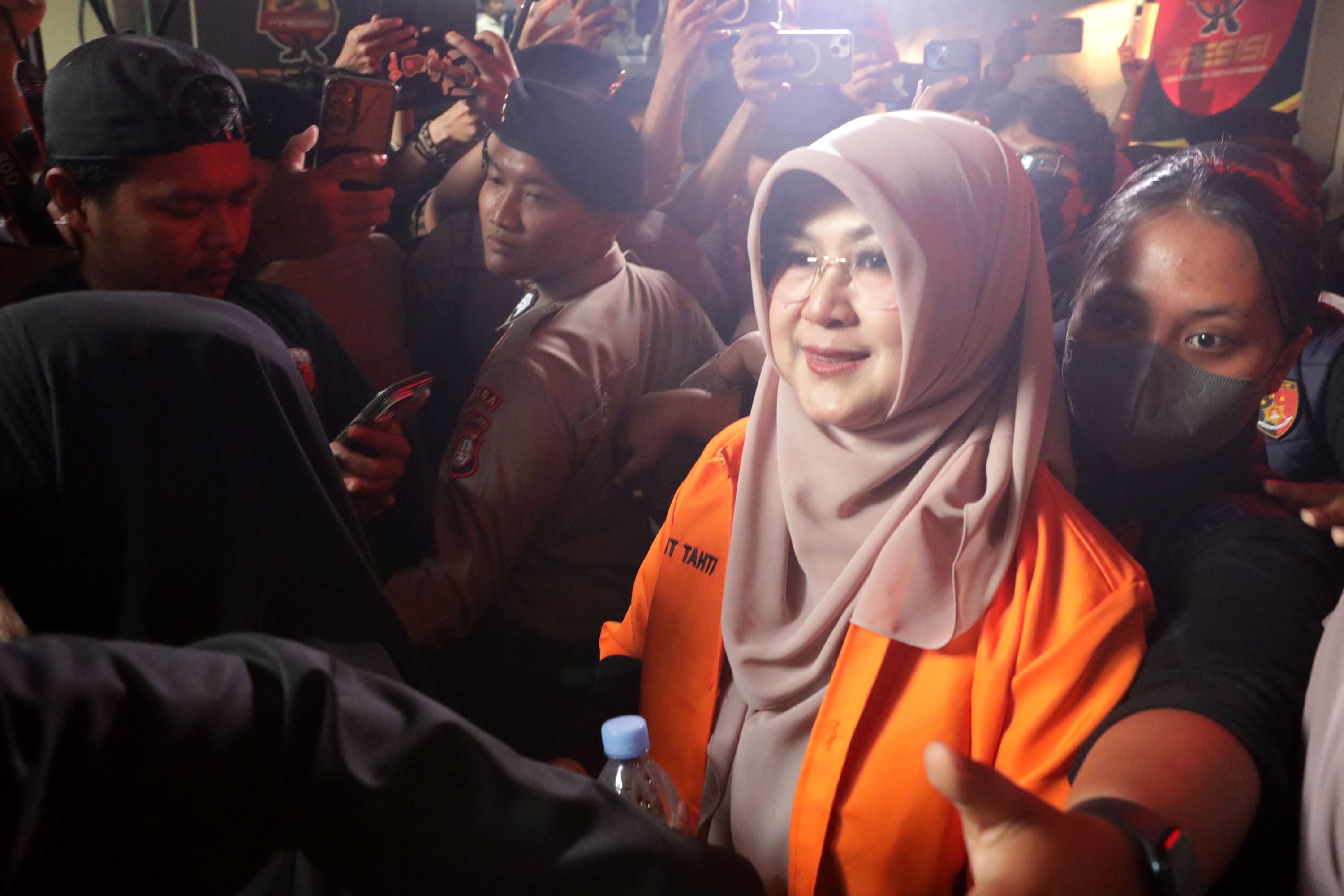DITAHAN - Tifauziah Tyassuma alias dokter Tifa berjalan menuju mobil tahanan untuk menjalani pemeriksaan kesehatan di Polda Metro Jaya, Jakarta, Jumat (19/6/2026). Polda Metro Jaya menahan dua tersangka yakni Roy Suryo dan Tifauziah Tyassuma alias dokter Tifa terkait kasus tudingan ijazah palsu Presiden ke-7 RI Joko Widodo (Jokowi). TRIBUNNEWS/IRWAN RISMAWAN