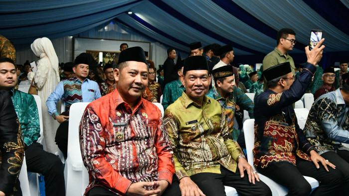 2. - Wabup Suriani (kanan) duduk bersama Bupati HST