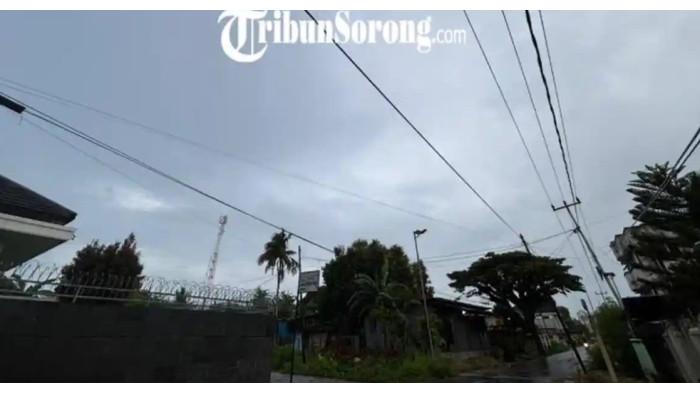 PRAKIRAAN CUACA - Cuaca gerimis di jalan Gank Gunung Rinjani, Kampung Baru, Kota Sorong, pukul 06.58 WIT, Senin (18/5/2026). BMKG memprakirakan, Kota Sorong, Provinsi Papua Barat Daya bakal diguyur hujan di semua distrik pada Senin (25/5/2026).