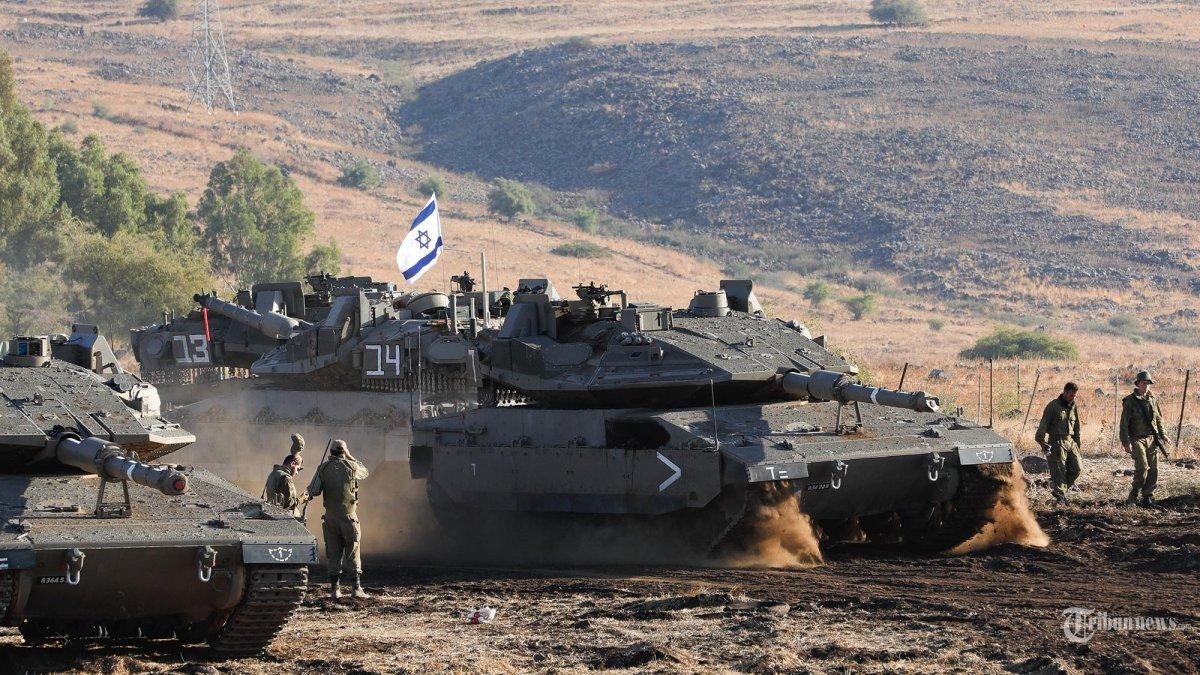 Ilustrasi - Tank Merkava Israel bergerak ke posisi di utara Israel dekat perbatasan dengan Lebanon, Minggu (15/10/2023). Israel meluncurkan serangan yang relatif besar ke Gaza menjelang invasi darat skala penuh.