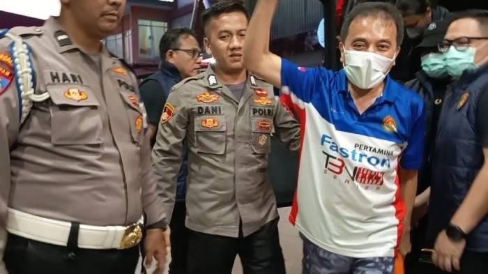 DIRAWAT - Tersangka kasus dugaan ijazah palsu Presiden ke-7 RI Joko Widodo (Jokowi), Roy Suryo ketika tiba di IGD RS Polri Kramat Jati untuk Jalani Pemeriksaan, Jumat (19/6/2026). Roy Suryo sempat dirawat di RS Polri.