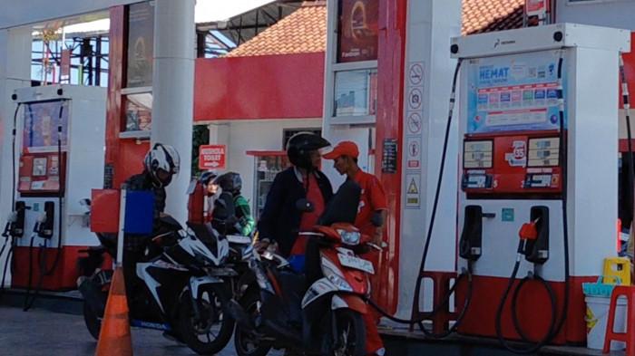 ISI BBM - Sejumlah warga mengisi BBM di Pom Bensin Damalang Cilacap, Kamis (11/6/2026).