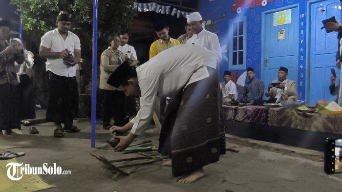 JAMASAN - Jamasi Alat Pertanian. Warga melakukan tradisi jamasan alat pertanian di Desa Prawatan, Kecamatan Jogonalan, Kabupaten Klaten, Jumat (19/6/2026) malam.