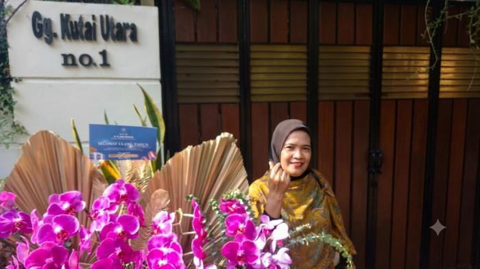 KUNJUNGI RUMAH JOKOWI - Sany Kusuma, warga Ambon, Provinsi Maluku berfoto di depan kediaman Presiden ke-7 RI Joko Widodo (Jokowi) di Kelurahan Sumber, Banjarsari, Surakarta, Jawa Tengah, Minggu (21/6/2026). Kediaman Jokowi dipenuhi masyarakat dari berbagai daerah tepat di hari ulang tahunnya.