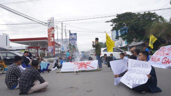 DEMO -- PMII menggelar aksi teatrikal di Bundaran Saronde, Kamis (7/7/2022).