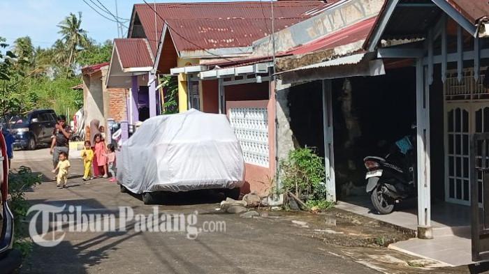 GEMPA- Sejumlah warga tampak keluar dari rumah dan berkumpul usai merasakan guncangan gempa bumi magnitudo 4,7 yang berpusat di 81 kilometer barat daya Pariaman, Sumatera Barat, Minggu (21/6/2026) pagi. Getaran gempa terasa cukup kuat hingga Kota Padang dan sempat memicu kepanikan warga.