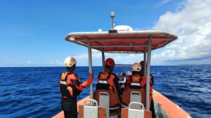 ORANG HILANG - Tim SAR Mentawai menggunakan armada Rigid Inflatable Boat (RIB) 03 melakukan penyisiran di perairan Pulau Bugei, Kecamatan Siberut Selatan, Kabupaten Kepulauan Mentawai, Minggu (21/6/2026). Pencarian dilakukan untuk menemukan Arbian (50), nelayan asal Desa Saibi yang dilaporkan hilang setelah berangkat menjual hasil tangkapan ikan dan belum kembali sejak Kamis (18/6/2026).