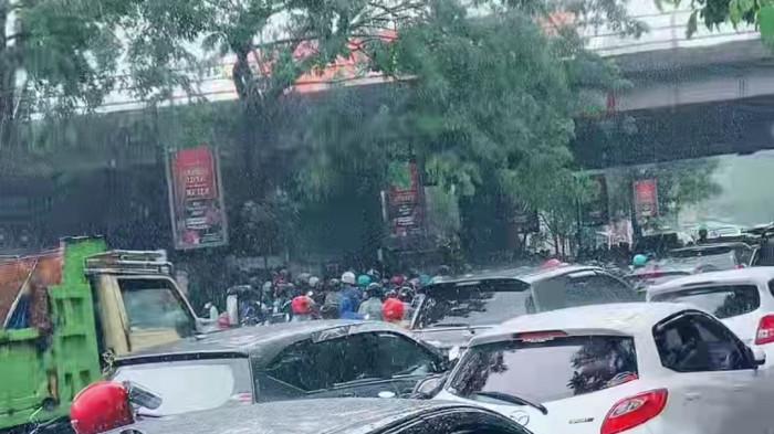 Simo macet karena banjir
