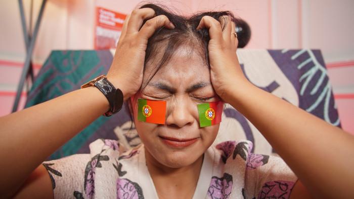 Wanita asal Solo mengenakan stiker Portugal di wajah sebagai bentuk dukungan dalam Piala Dunia 2026, di Kota Solo, Jawa Tengah, Senin (16/6/2026).
