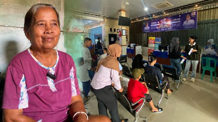 TUKIYEM - Kolase foto tukiyem (74) warga Kelurahan Padang Jati, Kota Bengkulu, saat diwawancarai di kontrakkannya, Jumat, 19 Juni 2026 (kiri) dan suasana di Dukcapil Kota Bengkulu (kanan). Tukiyem mengaku kehilangan bansos setelah menemukan nama anak seorang lurah tercantum dalam KK miliknya.