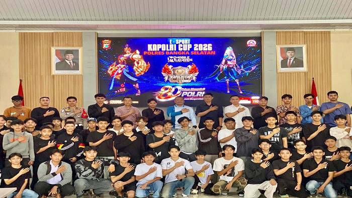 FOTO BERSAMA -- Kapolres Bangka Selatan, AKBP Agus Arif Wijayanto ketika berfoto bersama dengan para peserta turnamen e-sport di Polres setempat, Senin (22/6/2026). Tiga tim dinyatakan lolos dan akan mengikuti seleksi tingkat Polda Bangka Belitung.