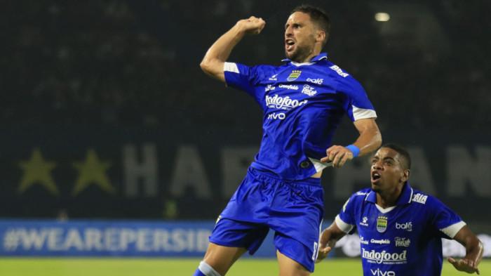 Pemain Persib, Luciano Guaycochea melakukan selebrasi setelah mencetak gol ke gawang Persis Solo dalam lanjutan Super League 2025/2026 di Stadion Gelora Bandung Lautan Api (GBLA), Kota Bandung, Jawa Barat, Senin (27/10/2025).