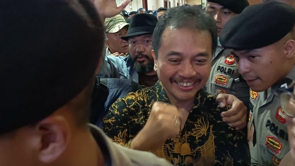 NASIB ROY SURYO - Tersangka kasus dugaan ijazah palsu Presiden ke-7 RI Joko Widodo, Roy Suryo meninggalkan RS Polri Kramat Jati pada Senin (22/6/2026) usai menjalami perawaran sejak Jumat (19/6/2026).