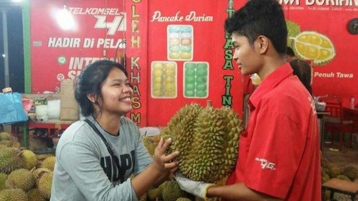 Durian Pelawi di Depan Jalan Sei Batang Hari Kec Medan Sunggal, Kel Sei Sikambing, Jalan, Sunggal, Sei Sikambing B, Kec Medan Sunggal, Kota Medan, Sumatera Utara 20119, hari Kamis (2352019)