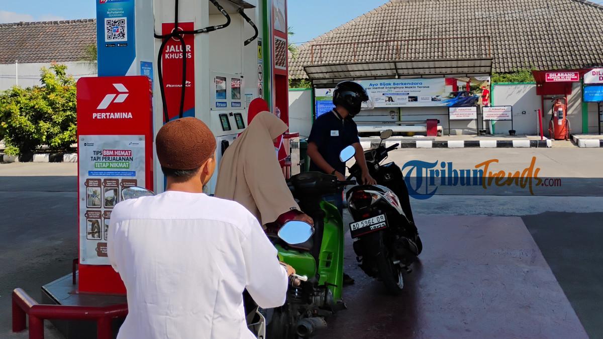 DAMPAK PERTAMAX NAIK - Potret warga sedang mengisi BBM di SPBU Sidan, Jawa Tengah. Rabu, 10 Juni 2026. Warga Karanganyar mengkhawatirkan stok Pertalite kosong imbas Pertamax alami kenaikan harga.