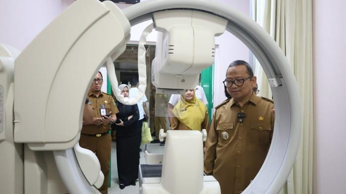 TINJAU- Bupati Tabalong, HM Noor Rifani saat meninjau alat mamografi yang kini tersedia di RSHBK, Senin (22/6/2026).