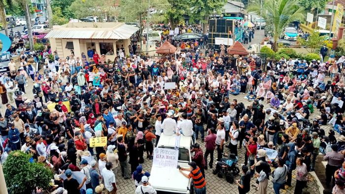 DEMO DUKUNG MBG - Ribuan warga yang tergabung dalam Forum Masyarakat Jember Maju (FMJM) menggelar aksi unjuk rasa damai di depan Gedung DPRD Kabupaten Jember, Jawa Timur, Sabtu (20/6/2026). Aksi ini dilakukan guna menyuarakan dukungan penuh terhadap program strategis nasional, salah satunya Makan Bergizi Gratis (MBG).