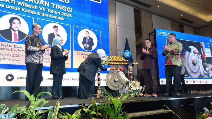 RAKERPIM - Gubernur Jawa Timur, Khofifah Indar Parawansa saat membuka Rapat Kerja Pimpinan (Rakerpim) Perguruan Tinggi dan Anugerah Kampus Unggul Tahun 2026 yang digelar di Hotel Morazen Surabaya, Senin (22/6/2026). LLDIKTI VII Jatim resmi mendorong seluruh perguruan tinggi di wilayahnya untuk menjadi agen perubahan nyata bagi masyarakat melalui program unggulan bernama Kakak Tangguh.