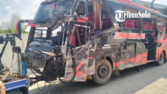 KECELAKAAN. Penampakan bus pariwisata yang mengalami kecelakaan tunggal di Resto Mbak Ning 1, Desa Puntukrejo, Kecamatan Ngargoyoso, Kabupaten Karanganyar, di Unit Laka Satlantas Polres Karanganyar, Senin (22/6/2026). 22 orang dilaporkan terluka.