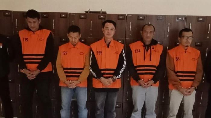 OTT KPK - Bupati Rejang Lebong, Provinsi Bengkulu, Muhammad Fikri Thobari mengenakan rompi tahanan Komisi Pemberantasan Korupsi (KPK) usai diringkus dalam Operasi Tangkap Tangan (OTT) di Bengkulu, pada Senin (9/3/2026) malam.