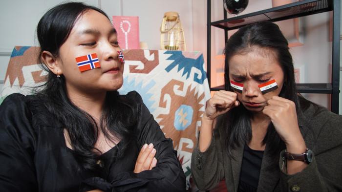 Dua wanita mengenakan striker Norwegia dan Irak di wajah sebagai bentuk dukungan pada Piala Dunia 2026, di Kota Solo, Jawa Tengah, Senin (15/6/2026).