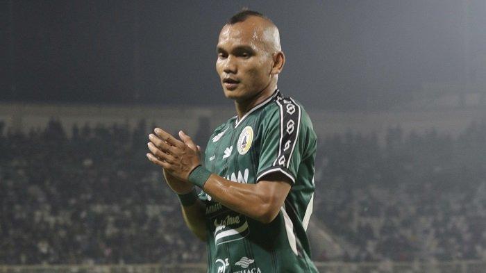 OPTIMISTIS: Pemain sayap PSS Sleman, Riko Simanjuntak saat membela klub tersebut beberapa waktu lalu.