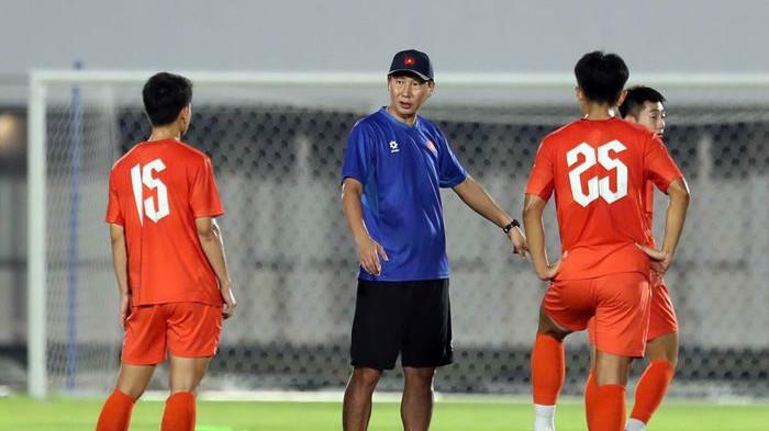 PELATIH VIETNAM - Pelatih Vietnam Kim Sang-sik saat memimpin sesi latihan timnas  