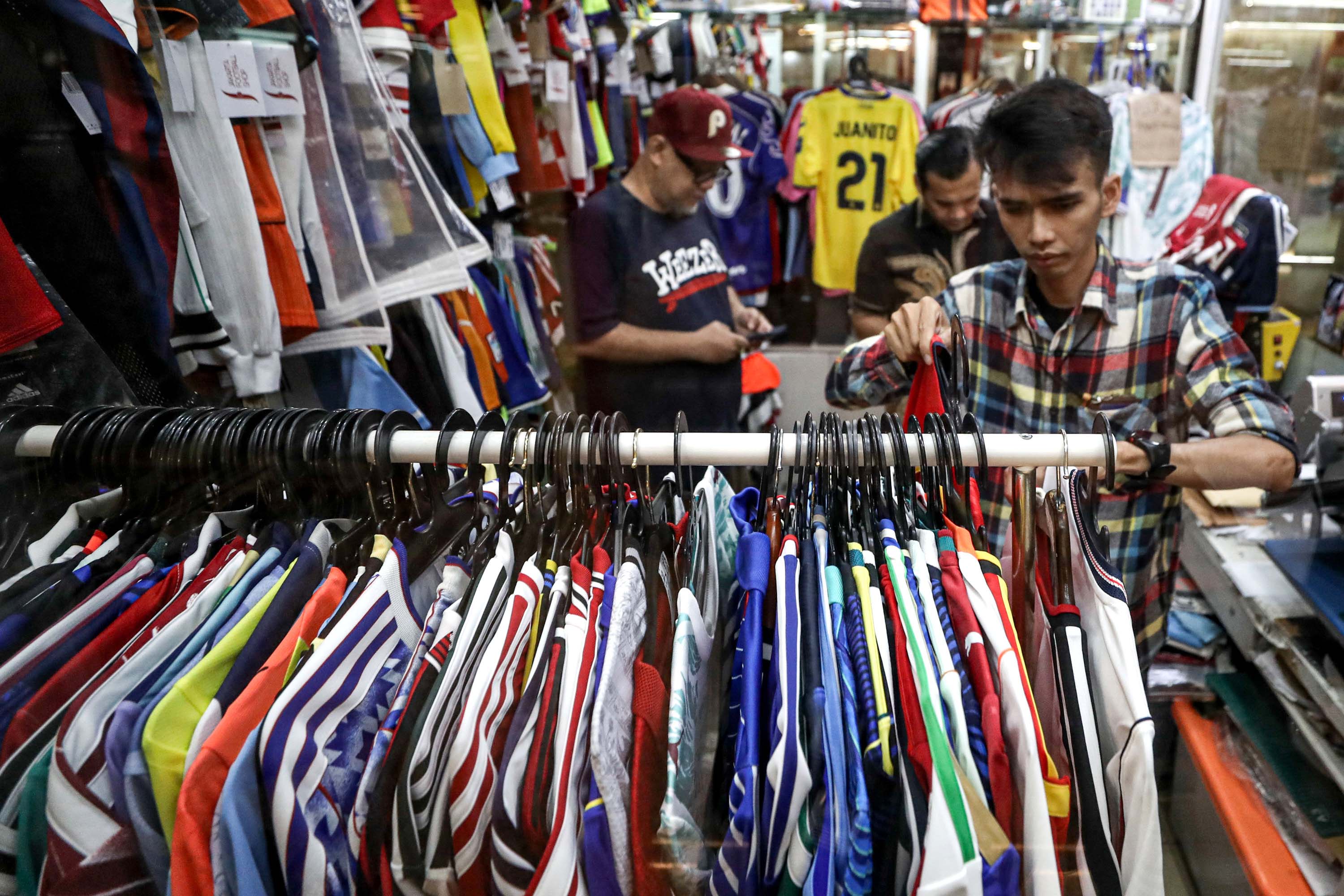 PENJUALAN JERSEY - Calon pembeli memilih berbagai jersey tim nasional di Jakarta Football Shop, Jakarta, Selasa (16/6/2026). Perhelatan Piala Dunia 2026 mendorong peningkatan penjualan jersey tim nasional yang dijual dengan harga dari Rp500 ribu hingga lebih dari Rp1 juta per jersey. TRIBUNNEWS/IRWAN RISMAWAN