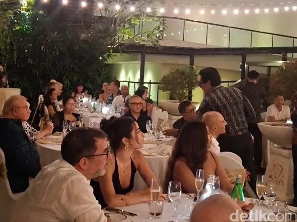 Pengunjung menikmati suasana dinner ala sajian michelin by Chef Giogio Bartolucci Pengunjung menikmati suasana dinner ala sajian michelin by Chef Giogio Bartolucci