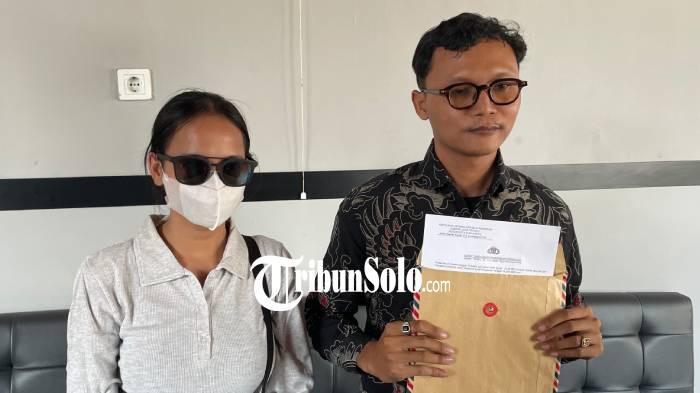 LAPORAN - Seorang pegawai swalayan di Solo laporkan dugaan pelecehan yang ia alami ke Mapolresta Solo, Kamis (18/6/2026). Aksi pelaku terekam CCTV.