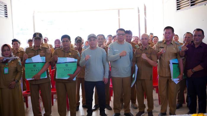 PENYERAHAN - Bupati Bolmong Yusra Alhabsyi didampingi Sekda saat menyerahkan PBB-P2 Tahun 2026 di Kecamatan Lolak, Senin (22/06/2026).