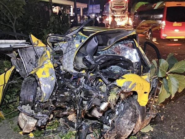 Tampak depan Honda Civic Ferio yang alami kecelakaan maut di jalan raya desa Desa Pakaan Dajah, Kecamatan Galis, Kabupaten Bangkalan, Jawa Timur, (20/6/26) hingga sebabkan dua orang tewas