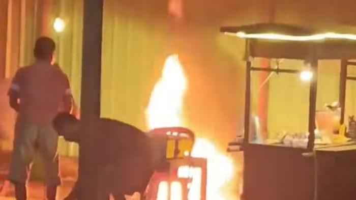 MEMBAKAR - Seorang pria di Pangkalan Banteng, Kobar, membakar mantan istrinya diduga tak terima bercerai, Sabtu (13/6/2026).