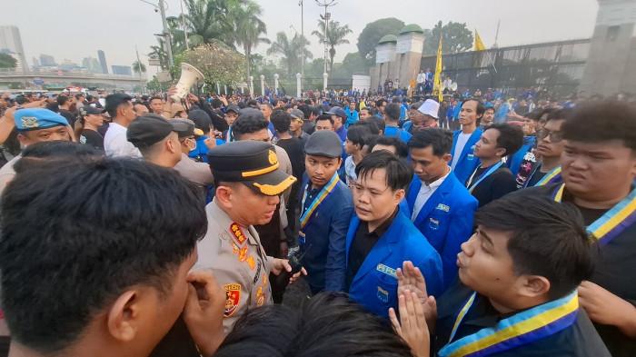 AKSI DEMO - Momen massa aksi dari PB Pergerakan Mahasiswa Islam Indonesia (PMII) dengan Kapolres Metro Jakarta Pusat Kombes Reynold E.P Hutagalung berdebat usai kericuhan yang terjadi saat demo di DPR RI, Jakarta Pusat pada Senin (22/6/2026).