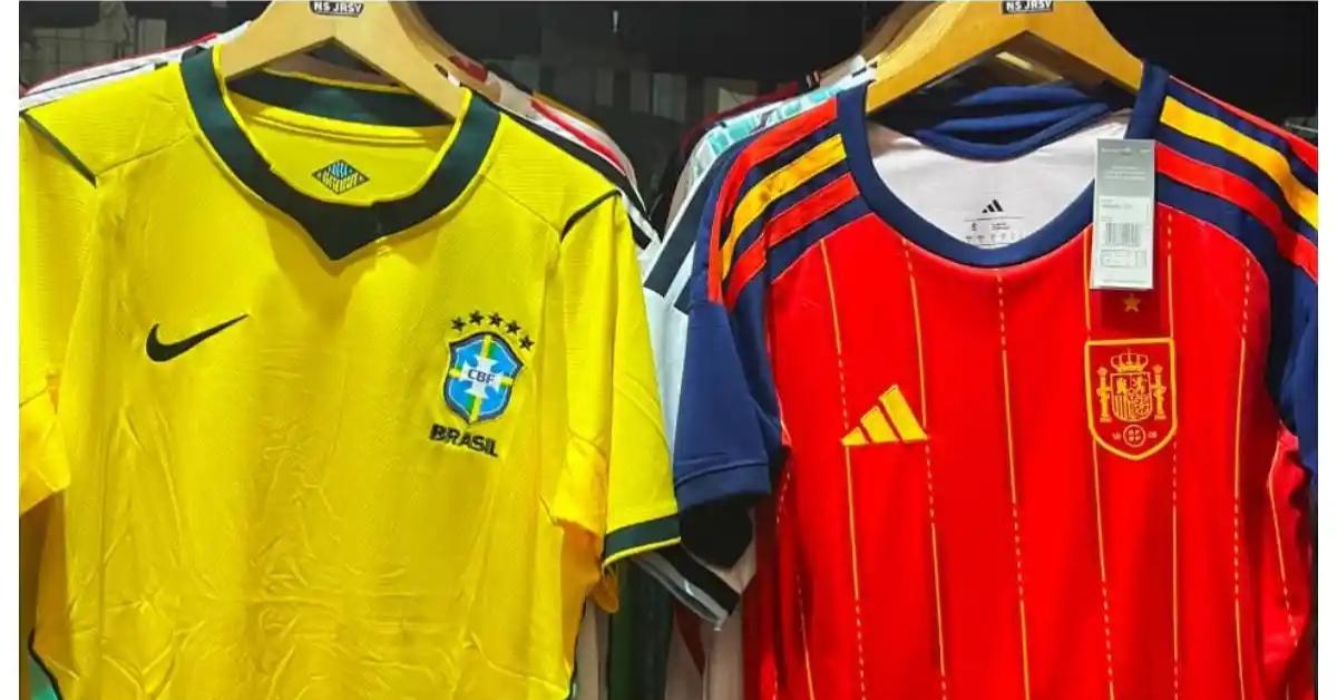 Jersey Timnas Spanyol (kanan) yang dipajang di toko jersey milik seorang pedagang bernama Nofi Setiawan di Mojosongo, Solo, Rabu (10/6/2026).
