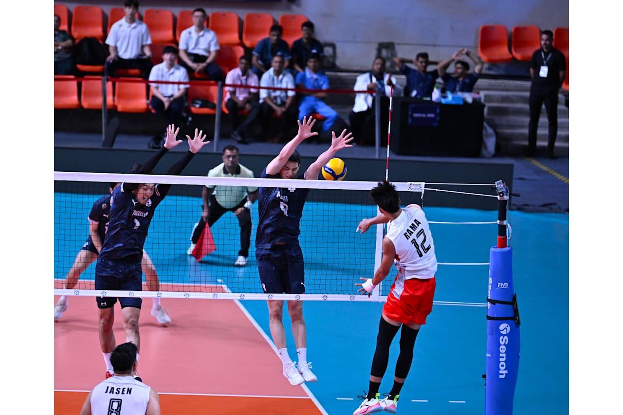 SPIKE - Rama Fazza Fauzan (nomor 12) saat melepaskan spike pada pertandingan Korea Selatan vs Indonesia di preliminary phase pool B AVC Men's Cup 2026 di Veer Savarkar Sports Complex, Ahmedabad, India, Minggu (21/6) malam WIB.