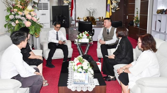 Kerja sama Unsrat dengan dosen dari China 1